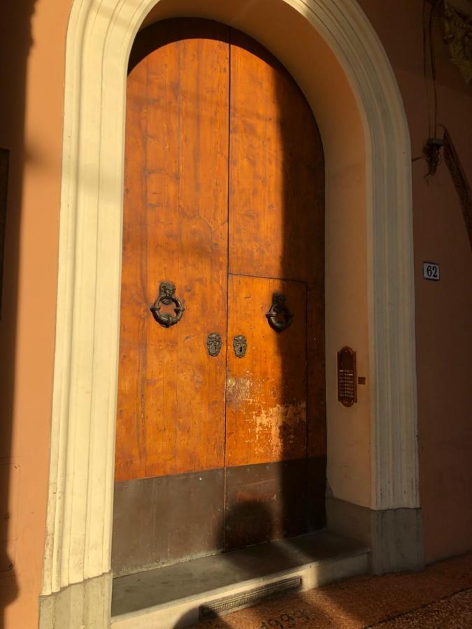 Visione Strada Maggiore 62 Bologna Bagian luar foto